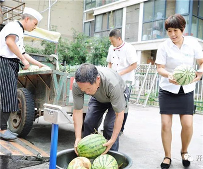 買下一整車西瓜，讓瓜農(nóng)早點(diǎn)回家